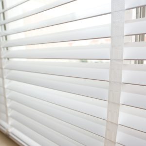 ŻALUZJE DREWNIANE I BAMBUSOWE Producent żaluzji drewnianych i bambusowych 25mm 50mm 65mm 70mm, Żaluzje drewniane elektryczne, żalzuje drewniane białe 27