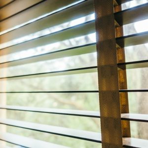 ŻALUZJE DREWNIANE I BAMBUSOWE Producent żaluzji drewnianych i bambusowych 25mm 50mm 65mm 70mm, Żaluzje drewniane elektryczne, żalzuje drewniane białe 28